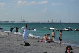 Spomedzi atrakcií na pláži Mamaia hrajú prím vodné skútre.