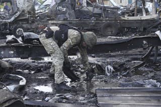 Policajt zbiera dôkazy po ruskom útoku na mesto Charkov na severovýchode Ukrajiny