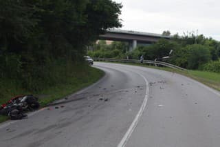 Vážna nehoda auta a motocykla pri obci Skalka nad Váhom!