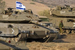 Izraelské tanky sú situované neďaleko hraníc s Libanonom 11. októbra 2023. 
