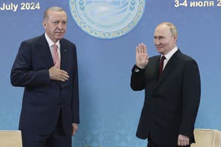 Turecký prezident Recep Tayyip Erdogan (vľavo) si podáva ruku s ruským prezidentom Vladimirom Putinom počas ich stretnutia v Astane.