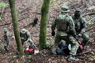 Polícia zadržala v lese na východe Slovenska prevádzača a nelegálnych migrantov.