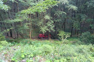 Prevrátenie a pád osobného automobilu v strmom lesnom poraste v oblasti Rakytov pod vrcholom Nevedomá neprežila jedna osoba.