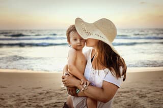 Deti do 6 mesiacov nenatierajte krémami s ochranným faktorom (SPF), keďže tieto deti na slnko vôbec nepatria.