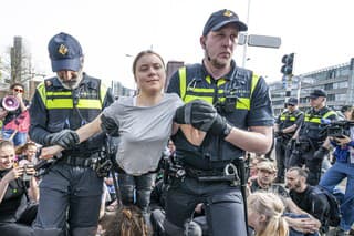 Švédsku klimatickú aktivistku Gretu Thunbergovú zadržali v sobotu na demonštrácii v holandskej metropole Haag.