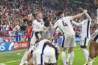 Radosť anglických hráčov po góle na 2:1 v osemfinále proti Slovensku na EURO 2024