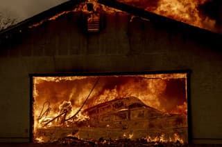 Vyše 25.000 ľudí žijúcich v americkom štáte Kalifornia muselo opustiť svoje domovy pre lesný požiar.