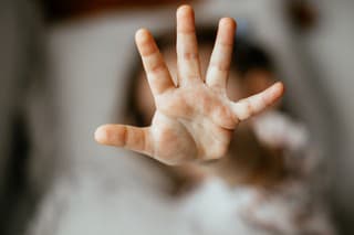 A girl showing 5 with her fingers