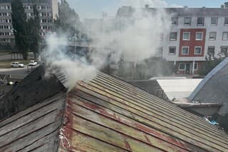Na streche budovy horí klimatizačná jednotka