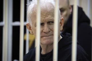 Prodemokratický aktivista Ales Biaľacký (61) si odpykáva 10-ročný trest odňatia slobody.