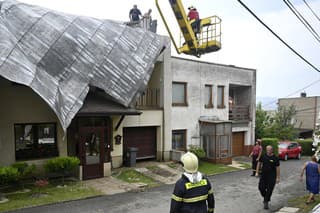 Strhnuté strechy domov po búrke a veternej smršti v mestskej časti Dubník vo Vranove nad Topľou.