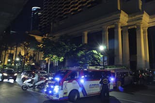 Polícia pred hotelom Grand Hyatt Erawan v Bangkoku.