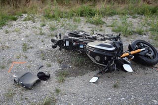 Po zrážke auta s motocyklom odtrhlo na automobile koleso.