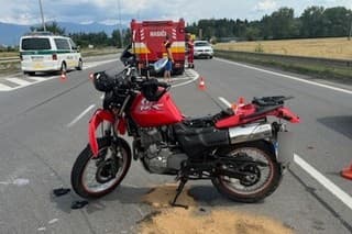 Vodič motocykla utrpel vážne zranenia, ktoré si vyžiadali jeho prevoz do nemocnice.