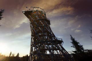 Vyhliadková veža Tatras Tower na Štrbskom Plese.