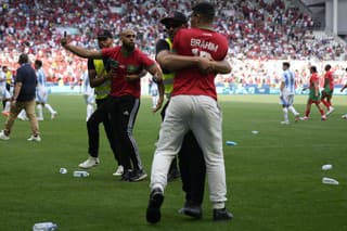 Marockí fanúšikovia zaútočili na hráčov Argentíny.