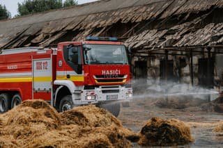 Požiar stajne v areáli strednej školy spôsobil škody za 460.000 eur.