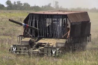 Na videosnímke, ktorú ruské ministerstvo obrany vydalo 23. júla 2024, ruský tank T-80BVM jazdí na neznámom mieste.