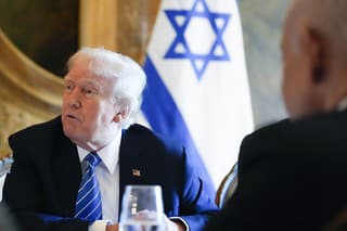 Bývalý americký prezident Donald Trump (vľavo) a izraelský premiér Benjamin Netanjahu (vpravo). 