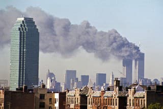 Teroristi zaútočili na newyorské Dvojičky 11. septembra 2001.