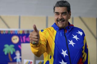 Venezuelský prezident Nicolás Maduro gestikuluje po jeho hlasovaní v prezidentských voľbách.