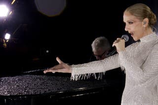 Dion predniesla pieseň Hymne à l'amour, ktorú pôvodne naspievala Édith Piaf.