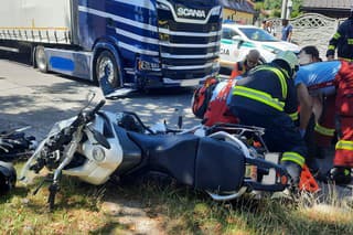 Pri zrážke s kamiónom v Rajci sa vážne zranil 53-ročný motocyklista.