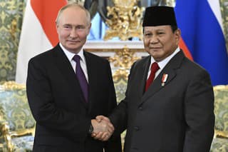 Na snímke zľava ruský prezident Vladimir Putin a zvolený indonézsky prezident a minister obrany Prabowo Subianto počas stretnutia v Kremli v Moskve.