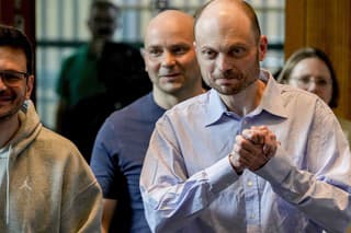 Prepustení ruskí politickí väzni zľava Iľja Jašin, Andrej Pivovarov a Vladimir Kara-Murza.