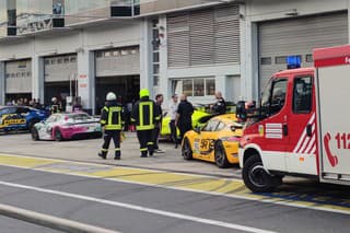 Hasiči zasahujú pri výbuchu na pretekárskom okruhu Nürburgring na západe Nemecka.