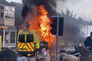 Policajti v kolízii s protestujúcimi počas protestu v Nottinghame 3. augusta 2024. Krajne pravicoví demonštranti sa aj v sobotu dostali do stretov s políciou vo viacerých britských mestách vrátane Liverpoolu či Londýna. 