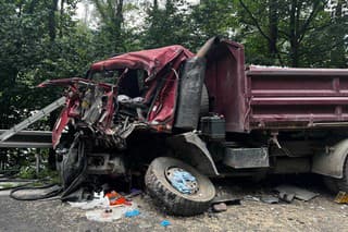 Policajti zasahujú na mieste nehody medzi Dolným Kubínom a Širokou. 