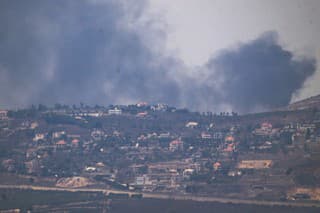 Na snímke z Golanských výšin, ktoré Izrael okupuje od šesťdňovej vojny v roku 1967, dym stúpa po raketovoom útoku na oblasť Galiley na severe Izraela neďaleko hraníc s Libananom