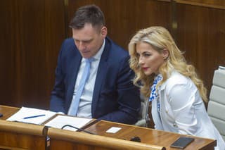 Na snímke zľava minister životného prostredia SR Tomáš Taraba (nominant SNS) a ministerka kultúry SR Martina Šimkovičová (nominantka SNS).