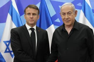 Na snímke zľava francúzsky prezident Emmanuel Macron a izraelský premiér Benjamin Netanjahu.