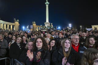 Tisíce ľudí sa zhromaždili v piatok večer na budapeštianskom Námestí hrdinov na demonštrácii, ktorá je reakciou na prezidentskú amnestiu pre človeka zapleteného do pedofilnej kauzy a na politické súvislosti tohto škandálu.