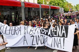 V Bratislave proti krokom ministerstva kultúry protestovali tisíce ľudí.