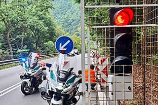 Pri semafore stáli policajti, ktorí dohliadali na dodržiavanie predpisov.