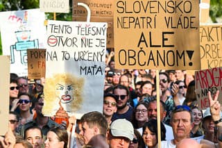 Na snímke účastníčka protestného zhromaždenia, ktoré zorganizovali opozičné strany Progresívne Slovensko (PS) a Sloboda a solidarita (SaS).