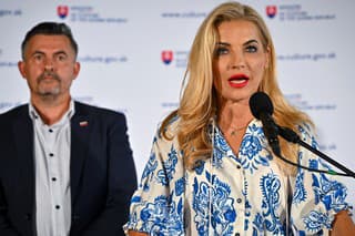 Na snímke Martina Šimkovičová a Lukáš Machala počas tlačovej konferencie.