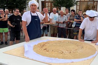 Okrem otáčania museli dbať aj na to, aby sa palacinka nezlepila. 