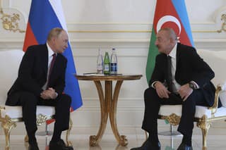 Na snímke vľavo ruský prezident Vladimir Putin a vpravo azerbajdžanský prezident Ilham Alijev.