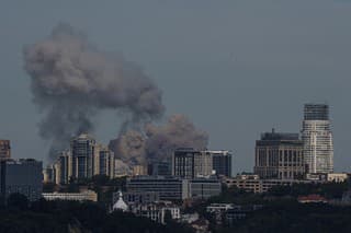 Dym stúpa po ruskom raketom útoku v ukrajinskej metropole Kyjev.