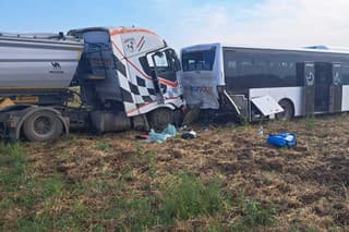 Pred obcou Turňa nad Bodvou sa zrazil autobus a kamión.