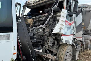 Pred obcou Turňa nad Bodvou v okrese Košice-okolie došlo v utorok popoludní k nehode autobusu a kamióna.