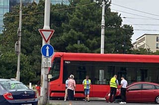 Na Kollárovom námestí došlo k nehoda osobného auta s električkou.