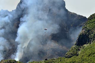 Európska únia poslala dve hasiace lietadlá na ostrov Madeira