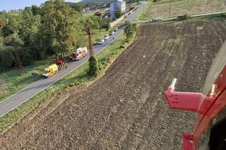 Po náraze do stromu zachraňovali 54-ročnú ženu leteckí záchranári