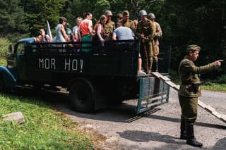 Počas otvorenia prevážali návštevníkov na historickom nákladiaku