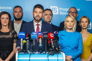 Na snímke členovia hnutia Progresívne Slovensko (PS), zľava Ľubica Karvašová, Michal Wiezig, predseda hnutia Progresívne Slovensko Michal Šimečka, Ľudovít Ódor, Veronika Cifrová Ostrihoňová, Martin Hojsík a Lucia Yar